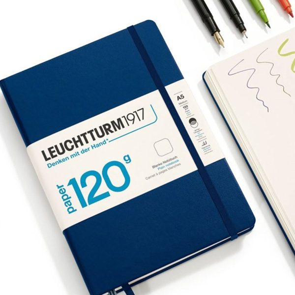 Libreta punteada 145 x 210mm edición 120g Leuchtturm color azul navy en uso