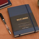 Libreta bullet journal punteada azul 206 paginas leuchtturm1917 sobre mesa