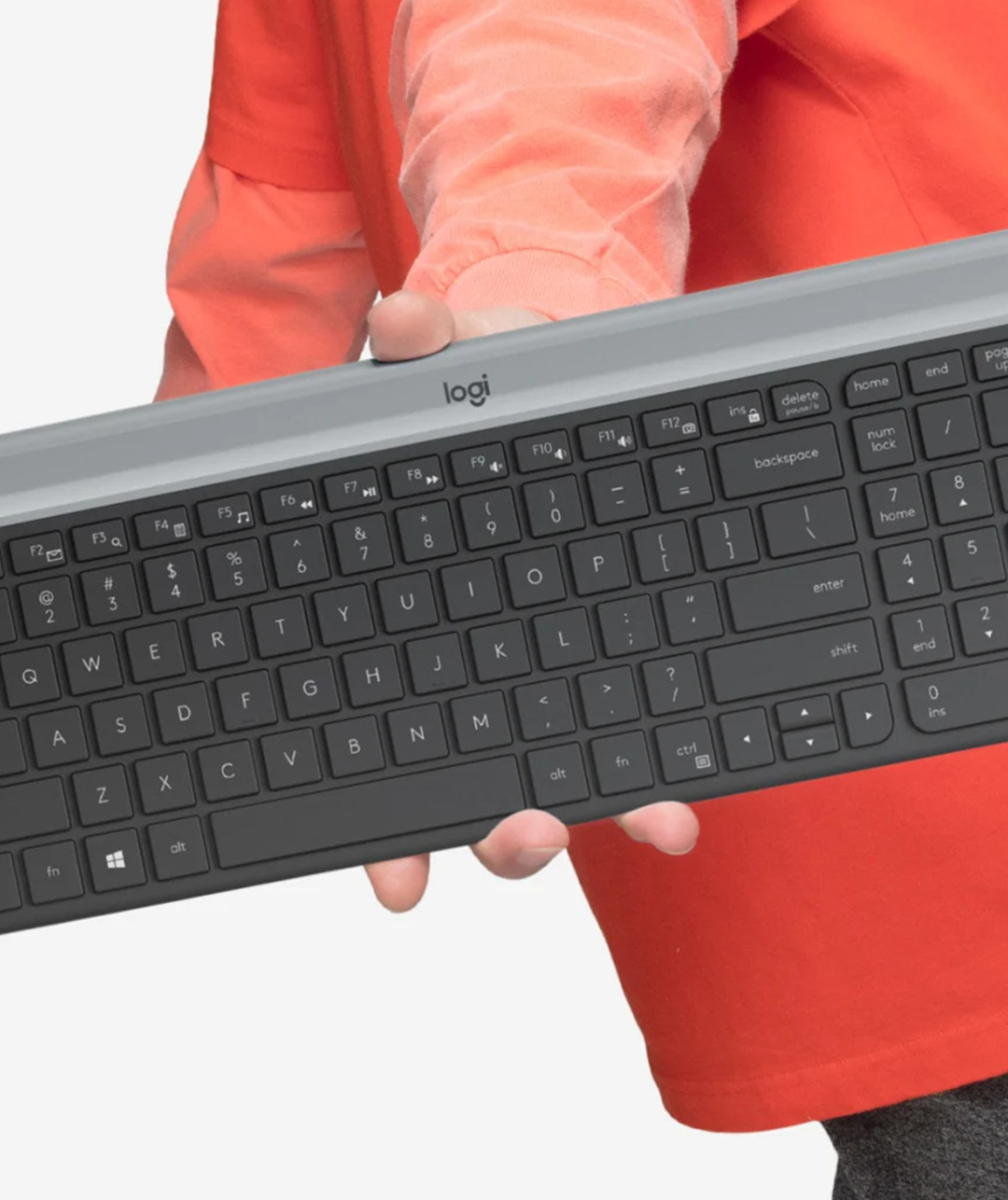 teclado y mouse inalambricos Slim Logitech MK470 en mano