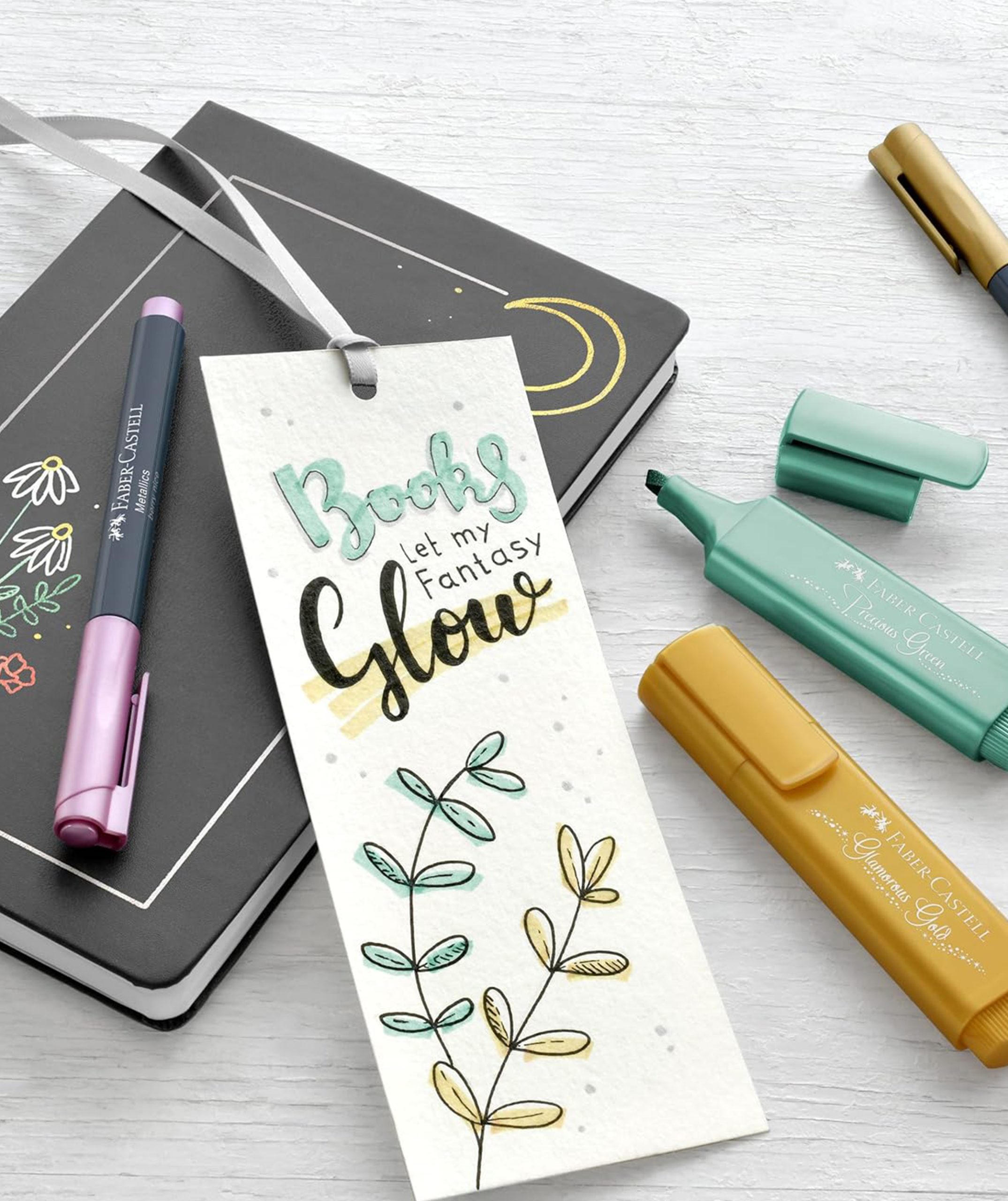 Resaltador glamorous gold con brillos Faber Castell en uso